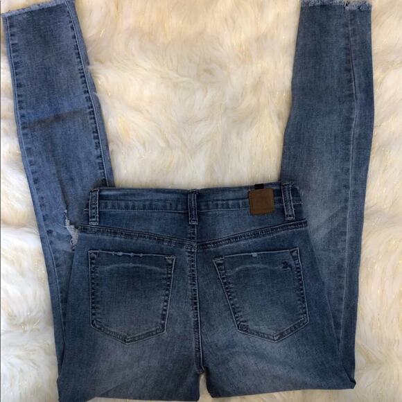 BLOOMROCKS Melrose Pearls Fray Cuff Ankles Jeans - Picture 7 of 13